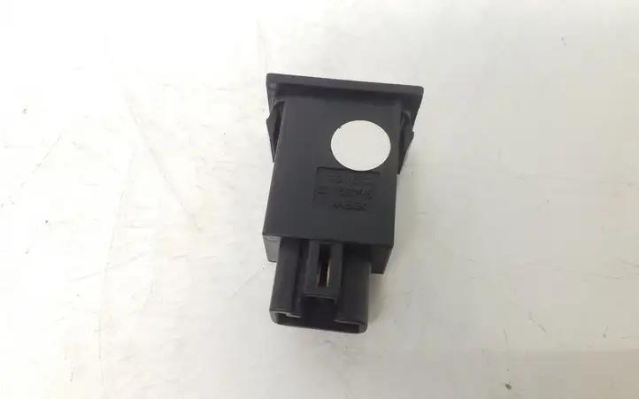 Toyota Avensis T250 (2006 - 2009)  156795 Включатель открытия топливного бака