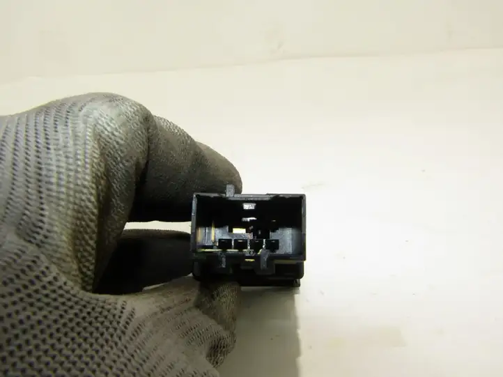 Skoda Fabia Mk1 (6Y) (1999 - 2007)   Включатель обогрева стекла с помощью электричества