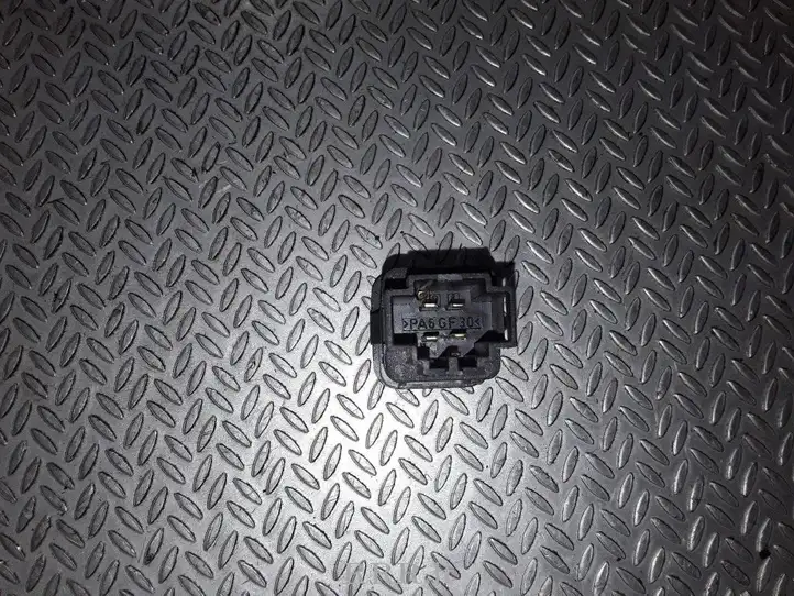 Ford Focus (2005 - 2008) 3B0959833A Включатель открытия топливного бака — фото 2