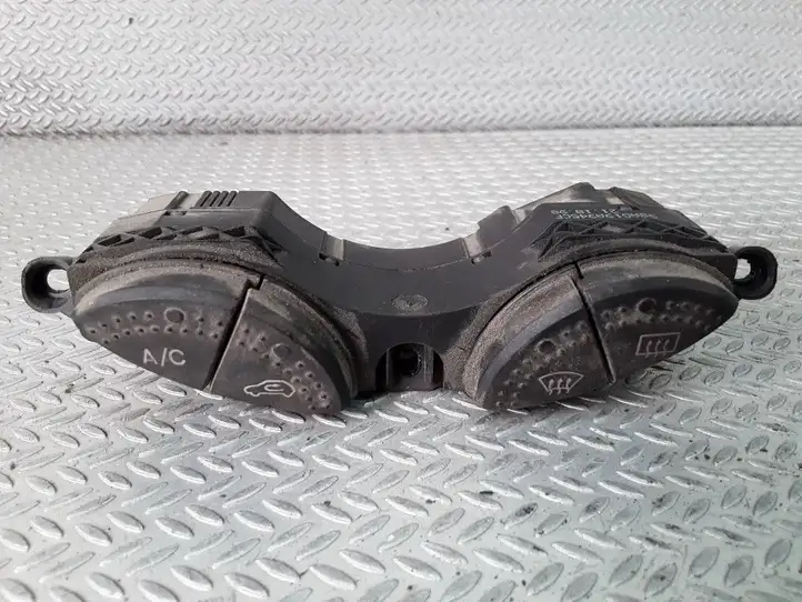 Ford Focus (1998 - 2004) 98AG19A945CF Кнопка обогрева стекла — фото 1