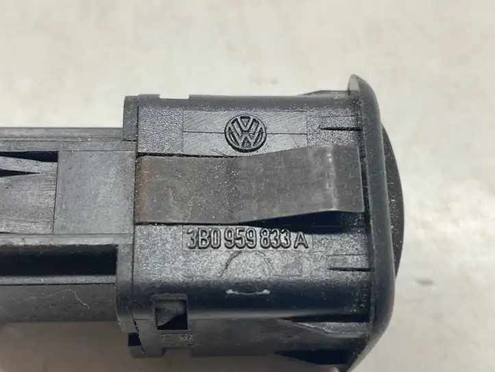 Volkswagen PASSAT B5.5 (2001 - 2005)  3B0959833A Включатель открытия топливного бака