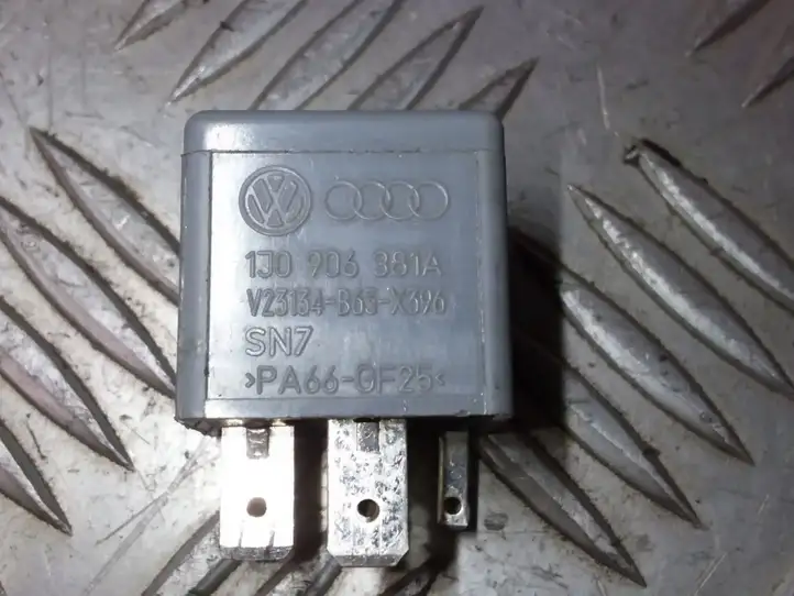Volkswagen Golf IV (1998 - 2005)  1J0906381A Другое реле