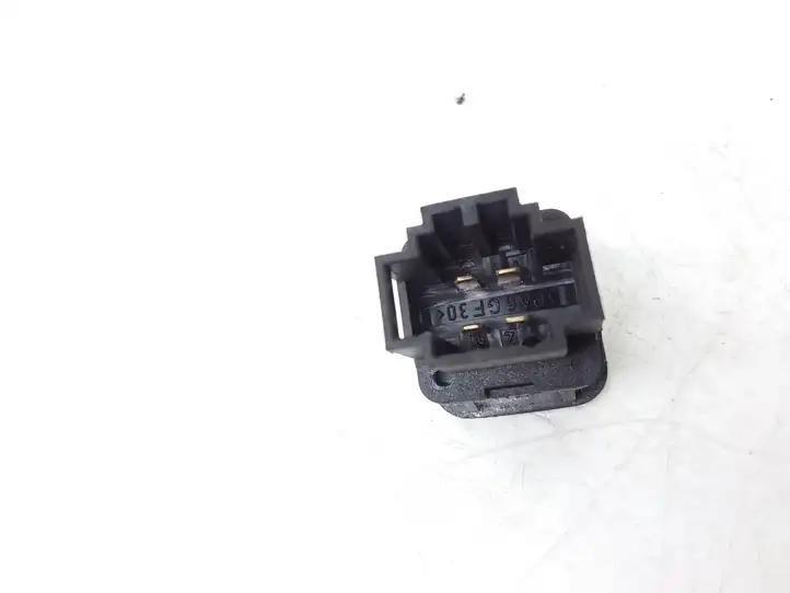 Volkswagen Golf IV (1998 - 2005)  3B0959833A Включатель открытия топливного бака