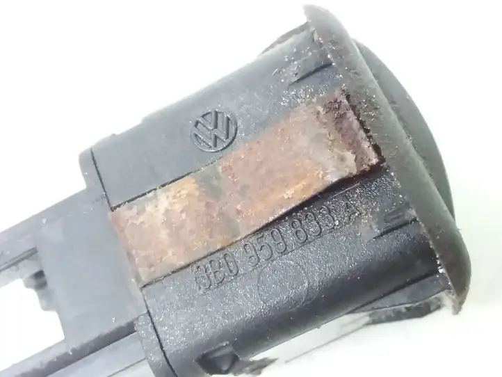 Volkswagen Golf IV (1998 - 2005)  3B0959833A Включатель открытия топливного бака