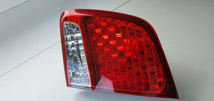 Kia Sorento (2009 - 2014)   Задний фонарь в крышке багажника