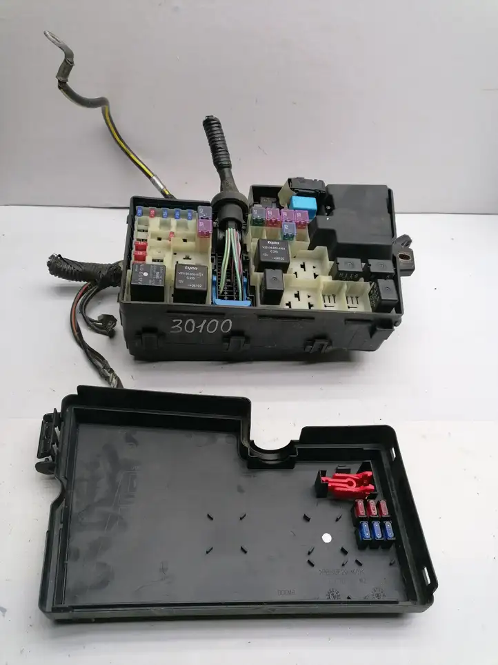 Mazda 3. (2006 - 2009)  BP4K66765 Ящик предохранителей (комплект)