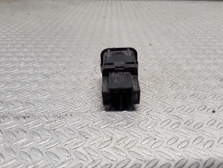 Volkswagen Golf IV (1998 - 2005)  3B0959833A Включатель открытия топливного бака