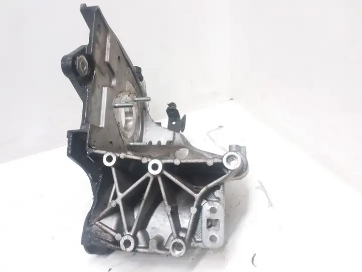 Opel Vectra C (2002 - 2005) 55187918 Кронштейн топливного насоса — фото 4