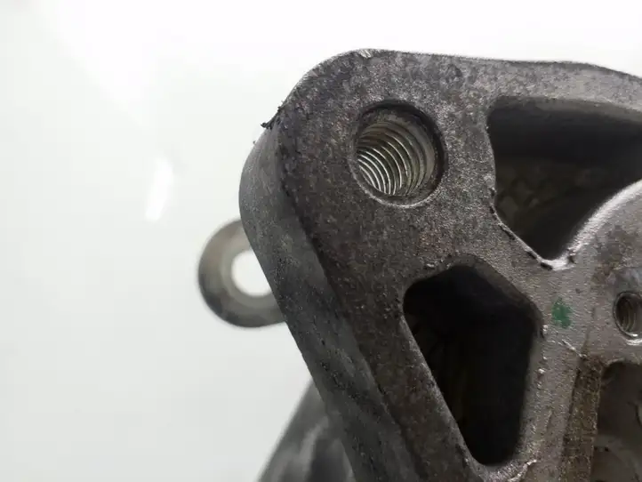 Opel Astra H (2004 - 2009) 55196092 Кронштейн топливного насоса — фото 4
