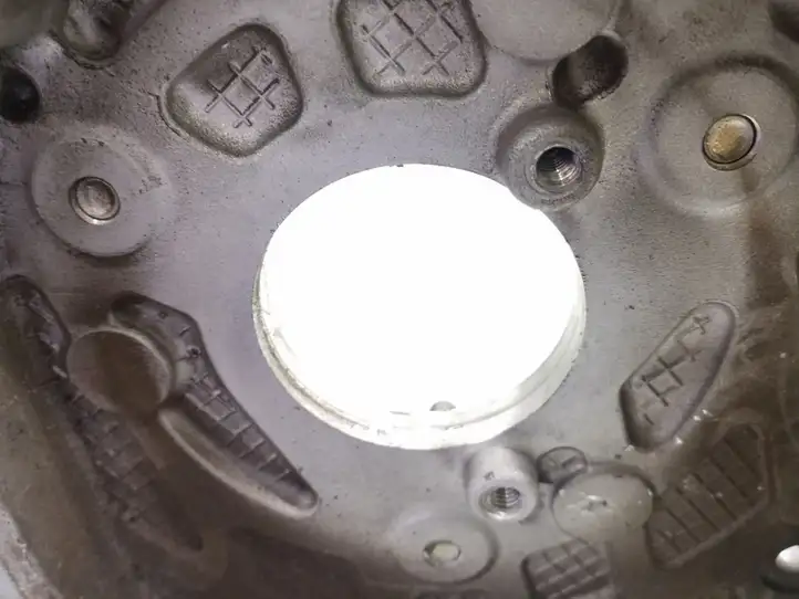 Opel Astra H (2004 - 2009) 55196092 Кронштейн топливного насоса — фото 6