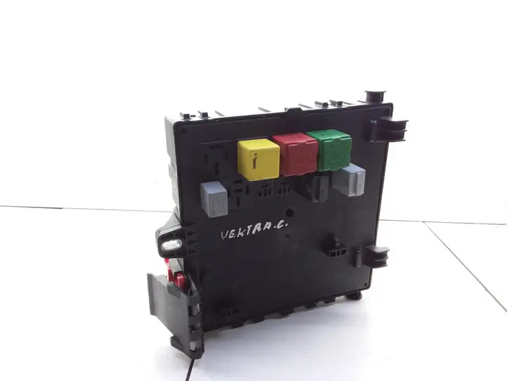 Opel Vectra (2005 - 2009)  13205774 Блок предохранителей