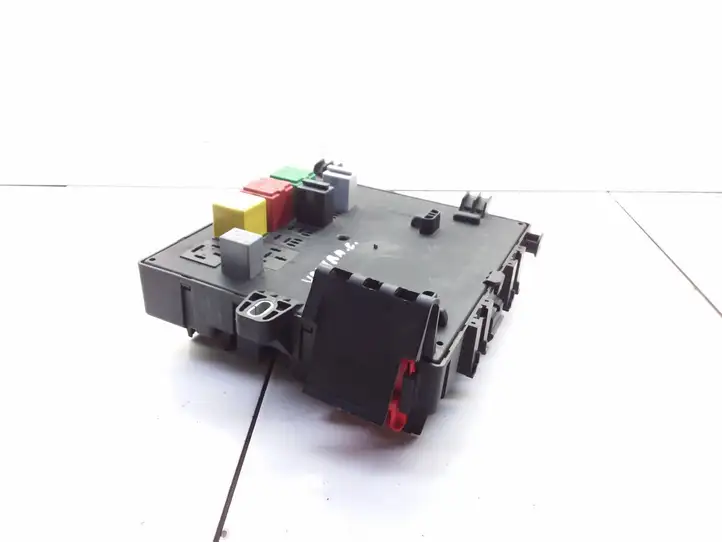 Opel Vectra (2005 - 2009)  13205774 Блок предохранителей