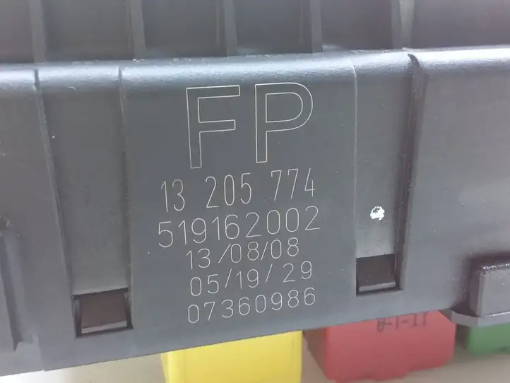 Opel Vectra (2005 - 2009)  13205774 Блок предохранителей