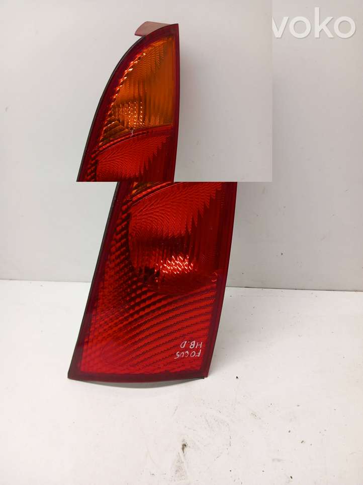 Ford Focus (1998 - 2004)  XS4113404A Задний фонарь в кузове