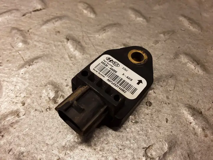 Kia Ceed (2015 - 2018) 95930A6000 Датчик удара SRS — фото 2