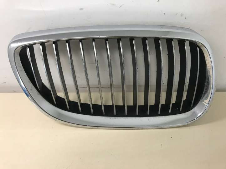 7157276 BMW 3 E90 E91 Grotelės priekinės