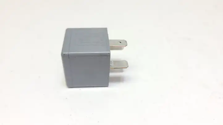 Volkswagen PASSAT B5.5 (2001 - 2005)  8D0951253A Другое реле