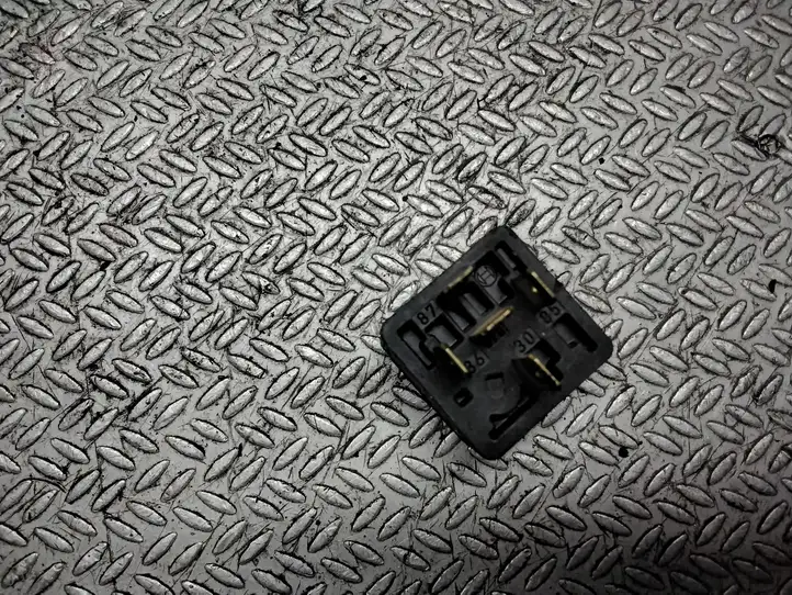 Opel Vectra (2002 - 2005)  90491314 Другое реле