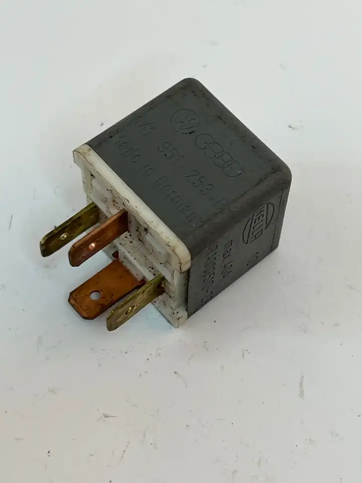 Volkswagen PASSAT B7 (2011 - 2014)  141951253B Другое реле