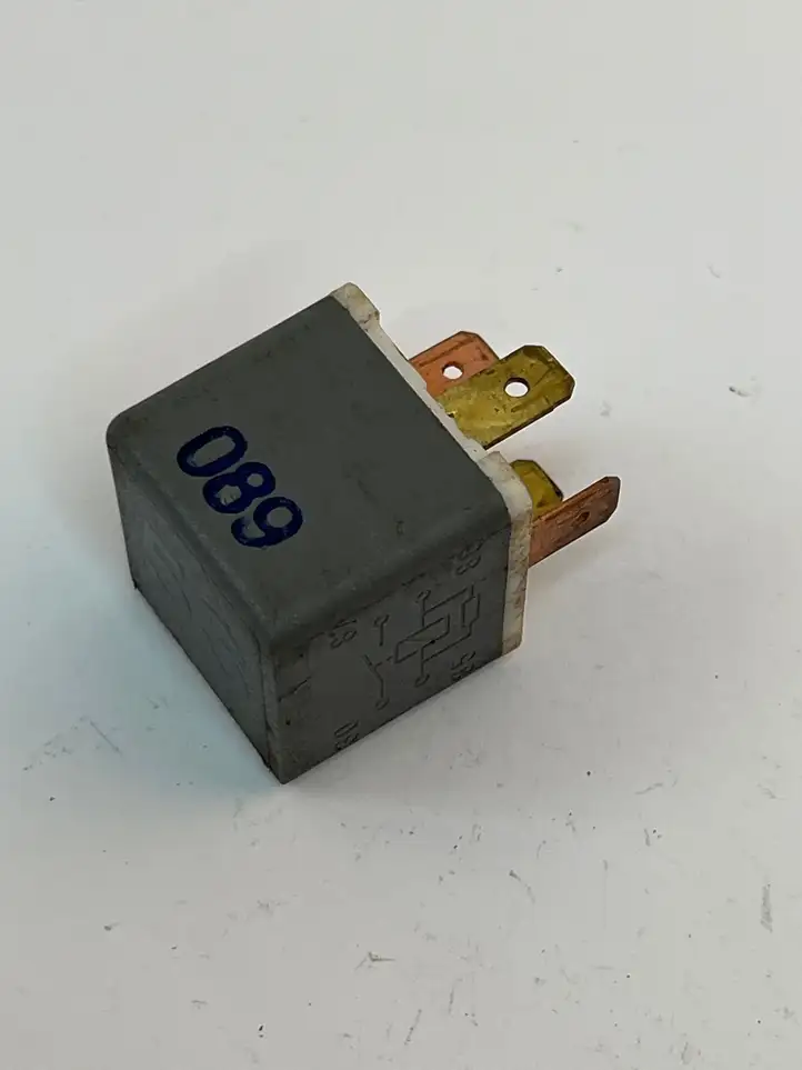 Volkswagen PASSAT B7 (2011 - 2014)  141951253B Другое реле