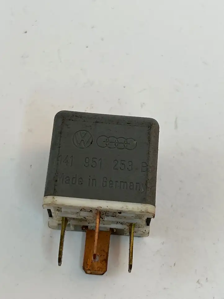 Volkswagen PASSAT B7 (2011 - 2014)  141951253B Другое реле