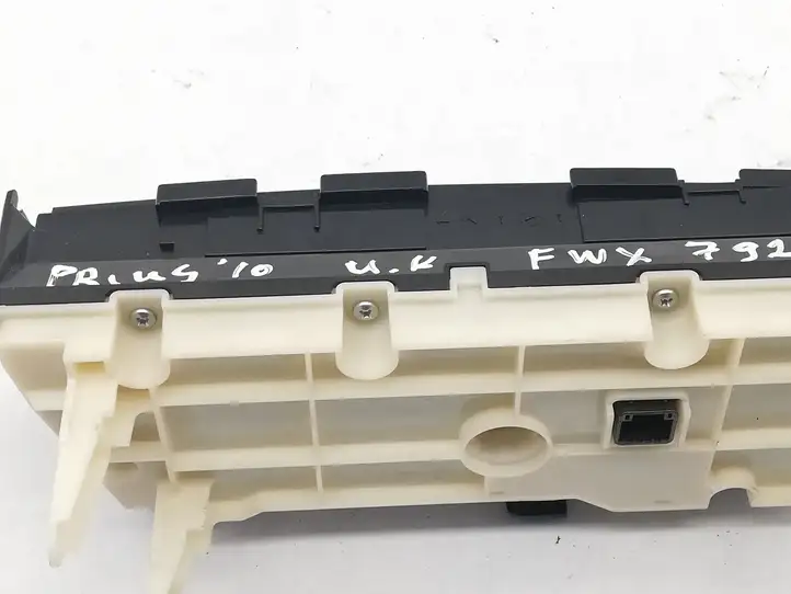 Toyota Prius (XW30) (2009 - 2015) 75D725 Управление климат контролем — фото 4
