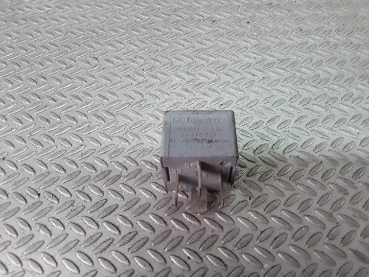 Volkswagen PASSAT B5.5 (2001 - 2005)  141951253B Другое реле