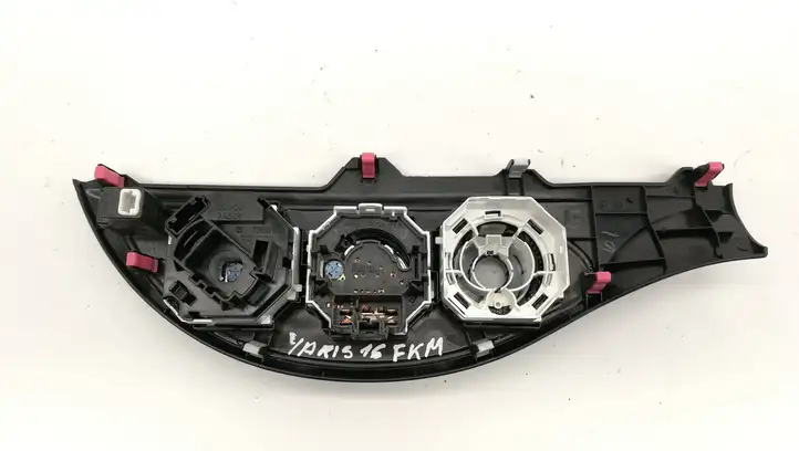Toyota Yaris (2014 - 2019) 554060D390 Управление климат контролем — фото 2