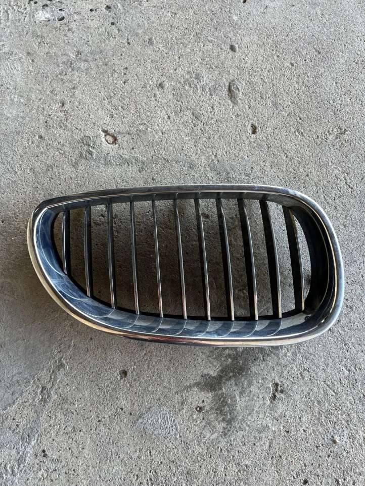BMW 5 E60 E61 (2004 - 2010)  7065702 Верхняя решётка