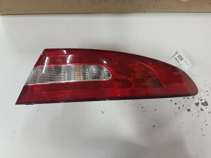 Jaguar XF (2007 - 2015)  8X2313404BD Задний фонарь в кузове