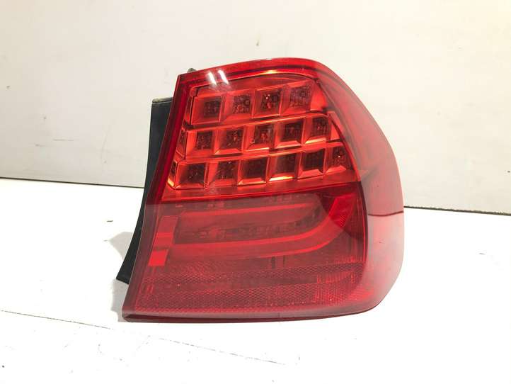 BMW 3 E90 E91 (2005 - 2012)  4871732 Задний фонарь в кузове