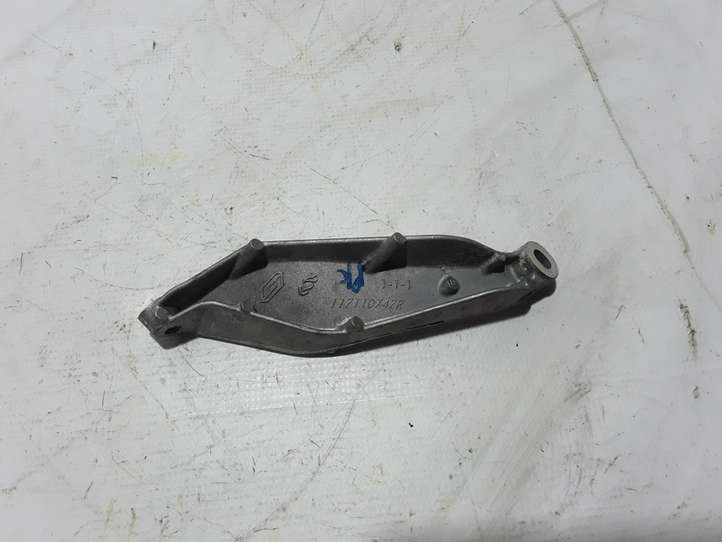 Renault Captur II (2020 - )  117110747R Кронштейн генератора