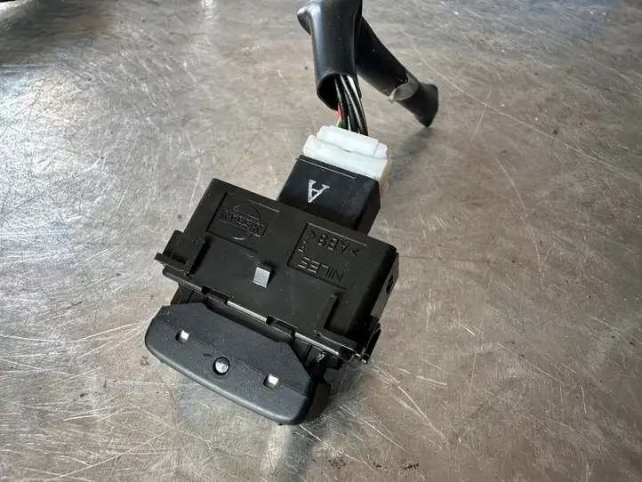 Renault Koleos I (2008 - 2016)   Включатель сигнализации