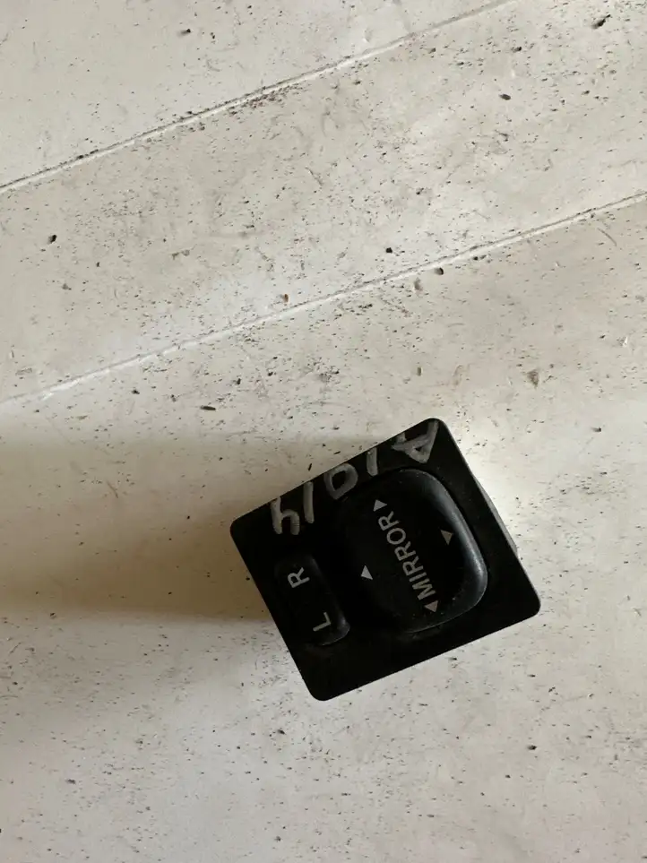 Toyota Auris 150 (2006 - 2012) 769746 Включатель зеркал — фото 1