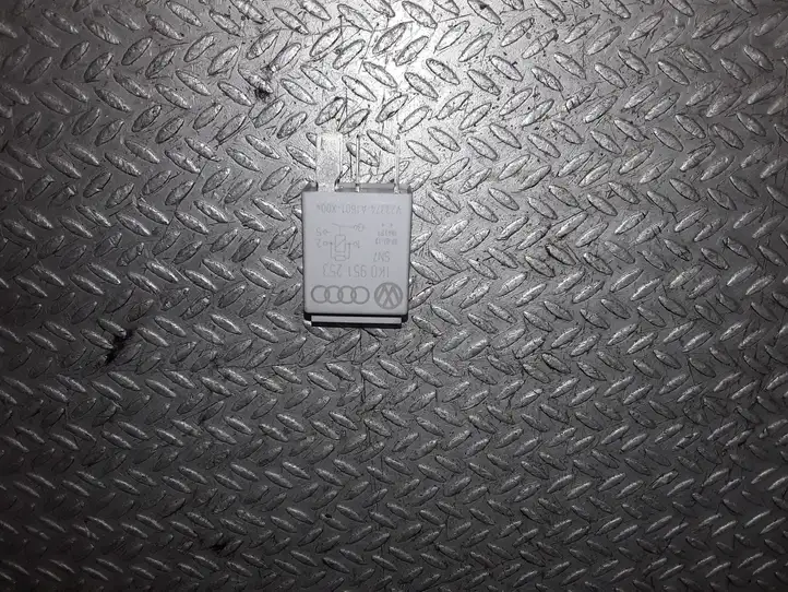 Volkswagen Golf V (2003 - 2009)  1K0951253 Другое реле