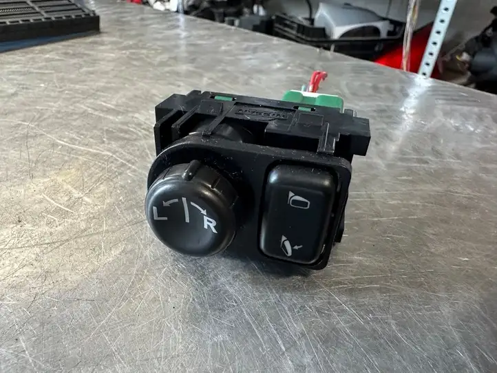 Nissan Qashqai (2010 - 2013)   Включатель зеркал