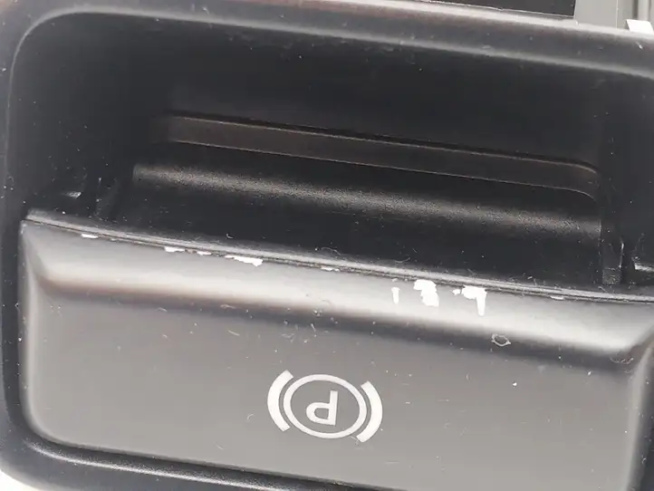 Mercedes-Benz CLA C117,X117,W117 (2013 - 2019) A2469050451 Кнопка ручного тормоза — фото 3
