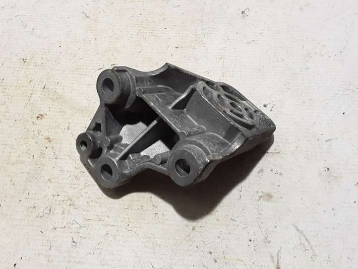 Volvo S60 (2004 - 2010)  8634123 Кронштейн крепления двигателя