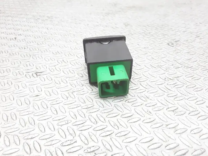 Suzuki Liana (2004 - 2007)   Включатель обогрева