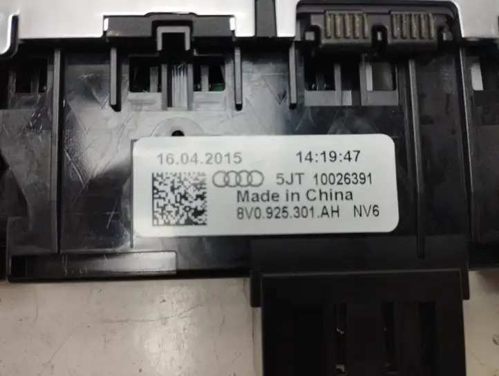 Audi A3/S3 8V (2016 - 2020) 8V0925301AH Включатель аварийных фонарей — фото 6