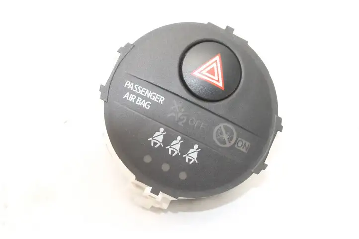 Toyota Yaris (2014 - 2019) 839500D100 Включатель аварийных фонарей — фото 2