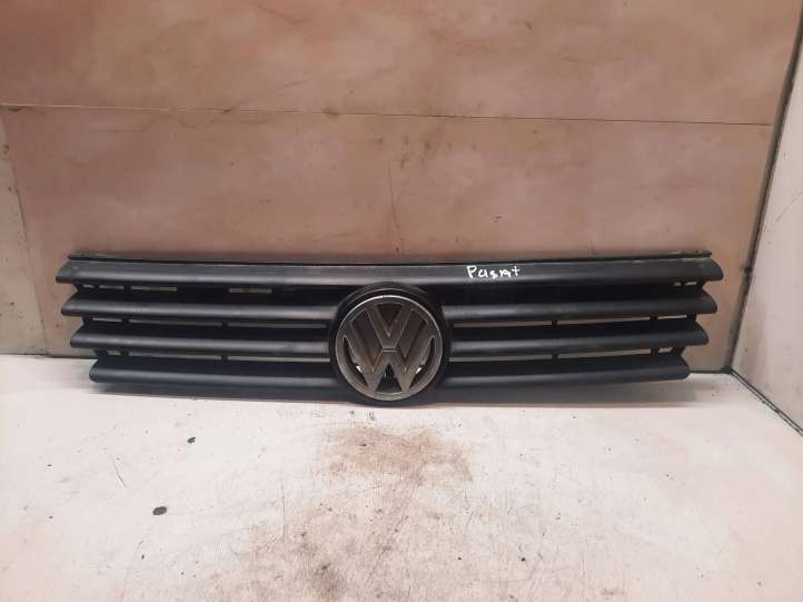 3A085365C Volkswagen PASSAT B4 Grotelės priekinės