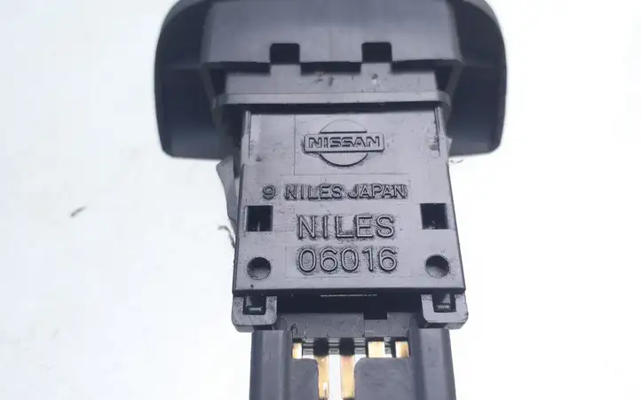 Nissan Primera (2001 - 2008) 06016 Включатель аварийных фонарей — фото 2