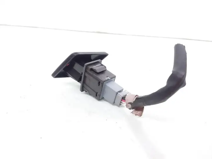 Toyota Yaris (2005 - 2009) 843320D020 Включатель аварийных фонарей — фото 2
