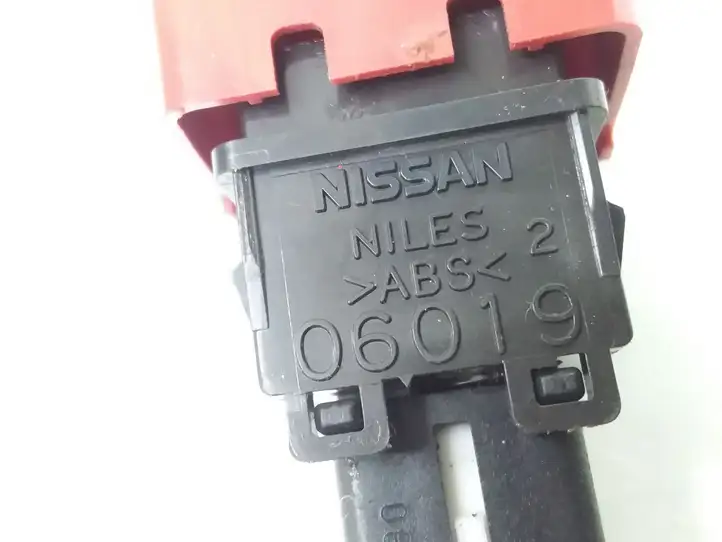 Nissan Micra (2003 - 2007) 06019 Включатель аварийных фонарей — фото 3