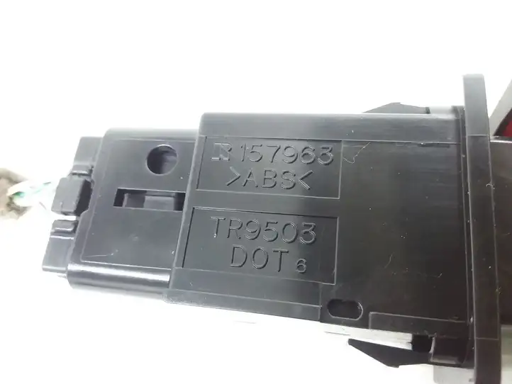 Toyota Avensis T250 (2003 - 2006) 157963 Включатель аварийных фонарей — фото 3