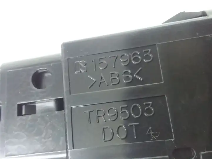 Toyota Avensis T250 (2006 - 2009) 157963 Включатель аварийных фонарей — фото 3