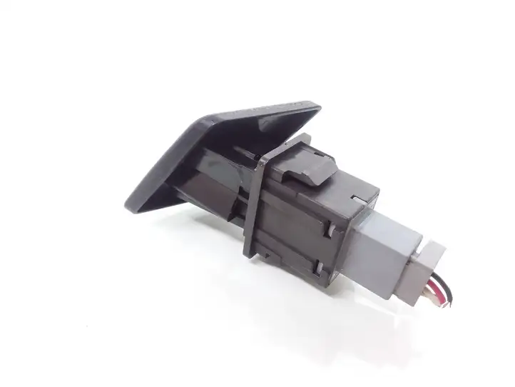 Toyota Yaris (2005 - 2009) 843320D020 Включатель аварийных фонарей — фото 2