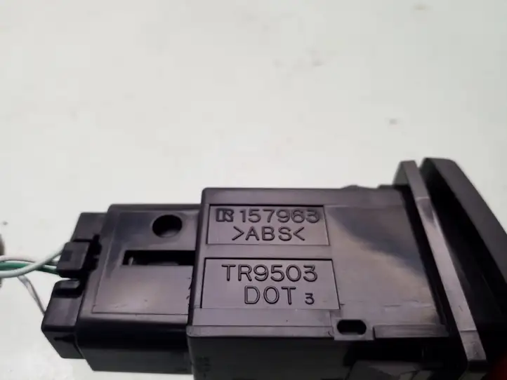 Toyota Avensis T250 (2003 - 2006) 157963 Включатель аварийных фонарей — фото 3