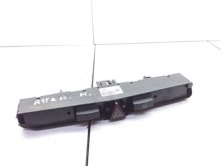 Opel Astra H (2004 - 2009) 13100105 Включатель аварийных фонарей — фото 1